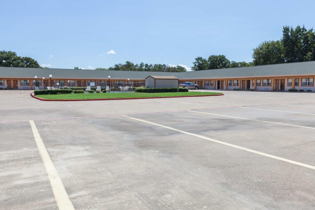 Days Inn Gun Barrel City Exterior photo